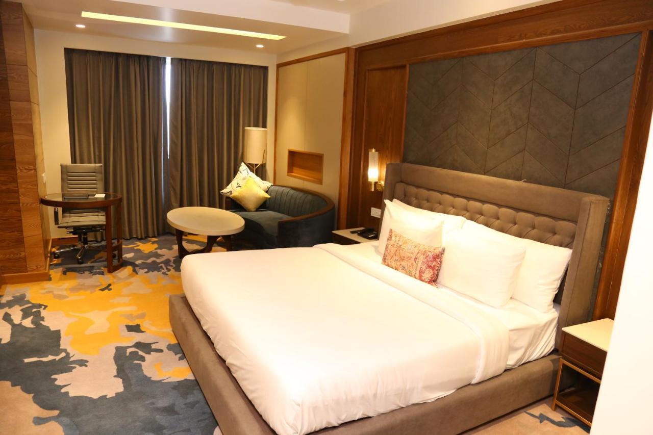 Dreamz Inn & Suites Zirakpur Екстер'єр фото